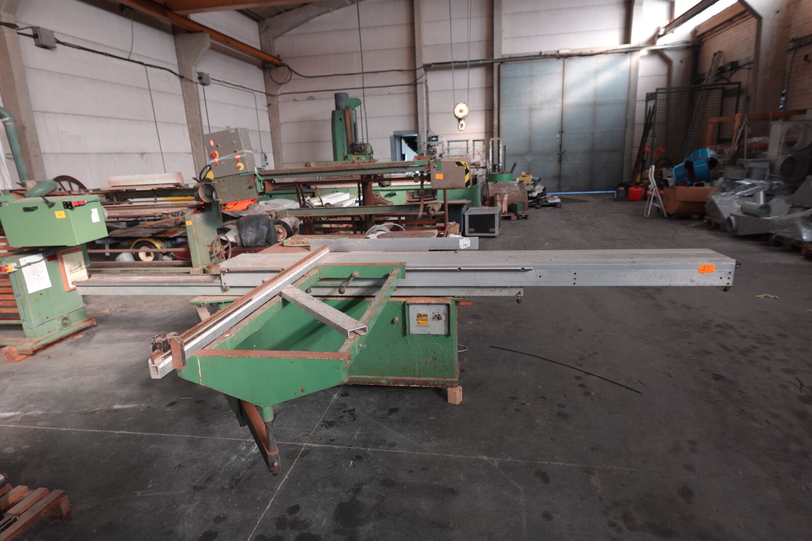 Hout- en metaalbewerkingsmachines – veiling bij Openbare Verkopen, Izegem
