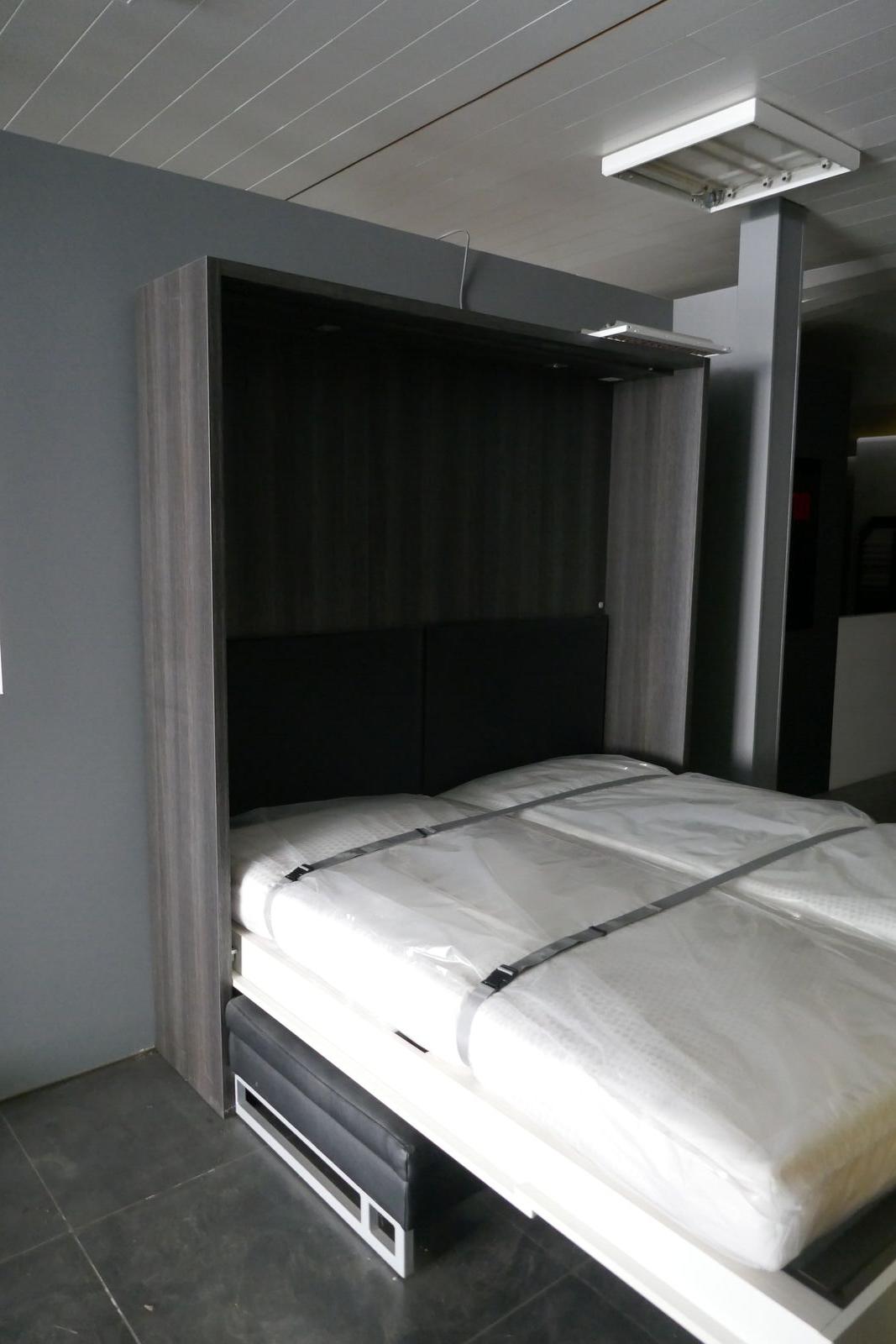 Keuken- en badkamer meubilair + elektro & werkplaatsuitrustingen – veiling bij Openbare Verkopen, Zwevegem