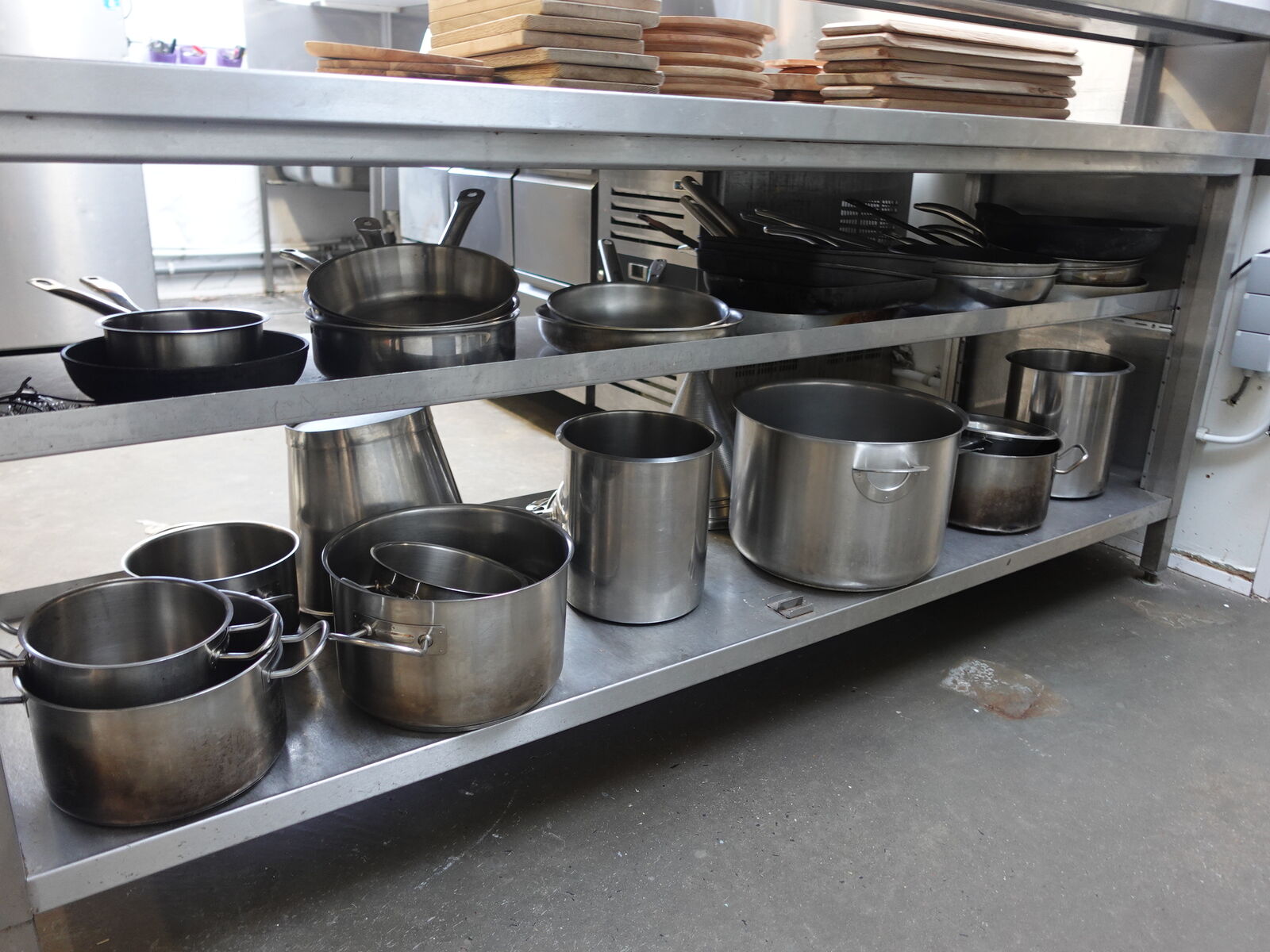 Partij inox kookpotten/pannen – kavel bij Openbare Verkopen, Bredene
