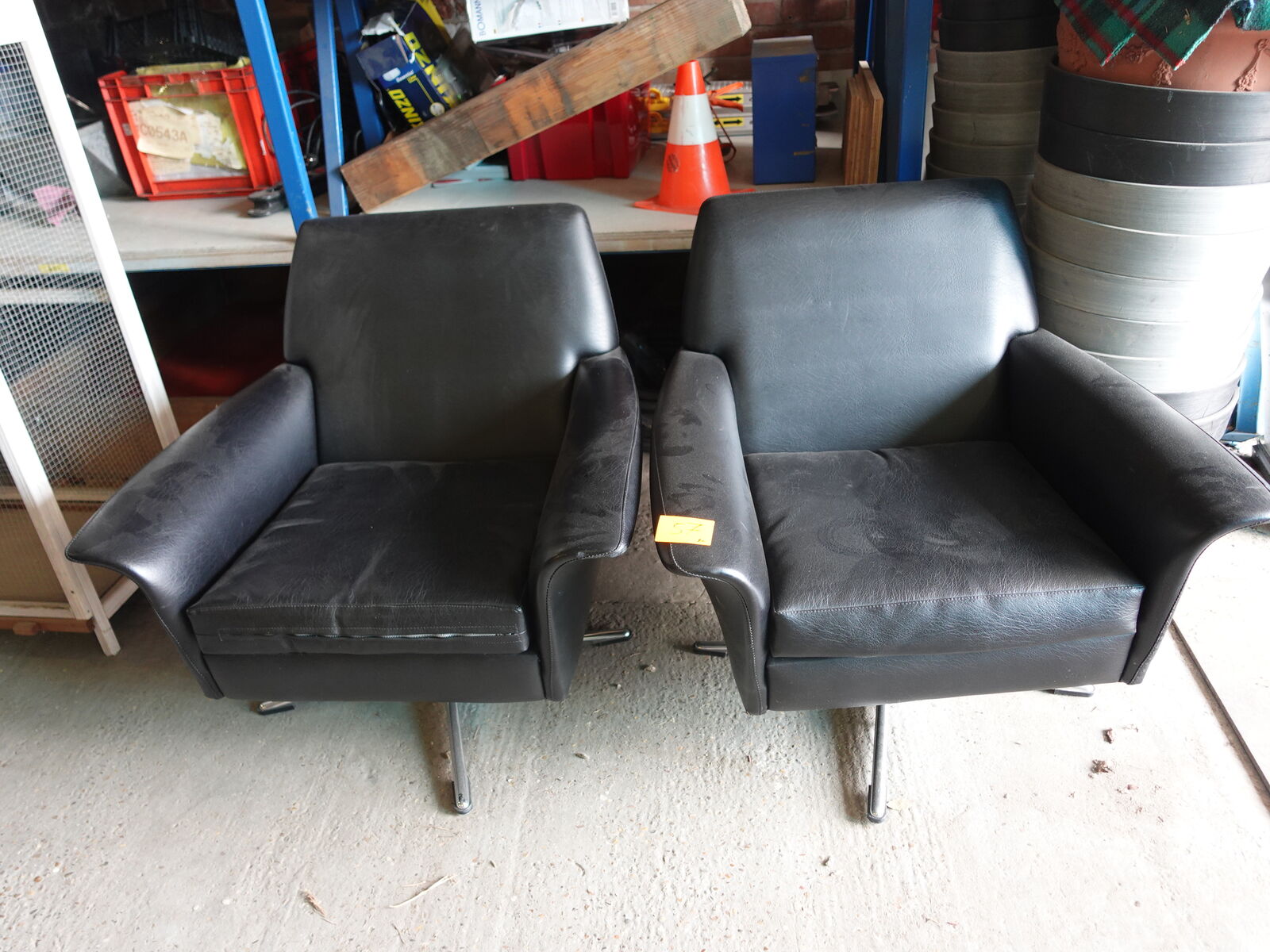 2x Lederlook armstoel – kavel bij Openbare Verkopen, Harelbeke