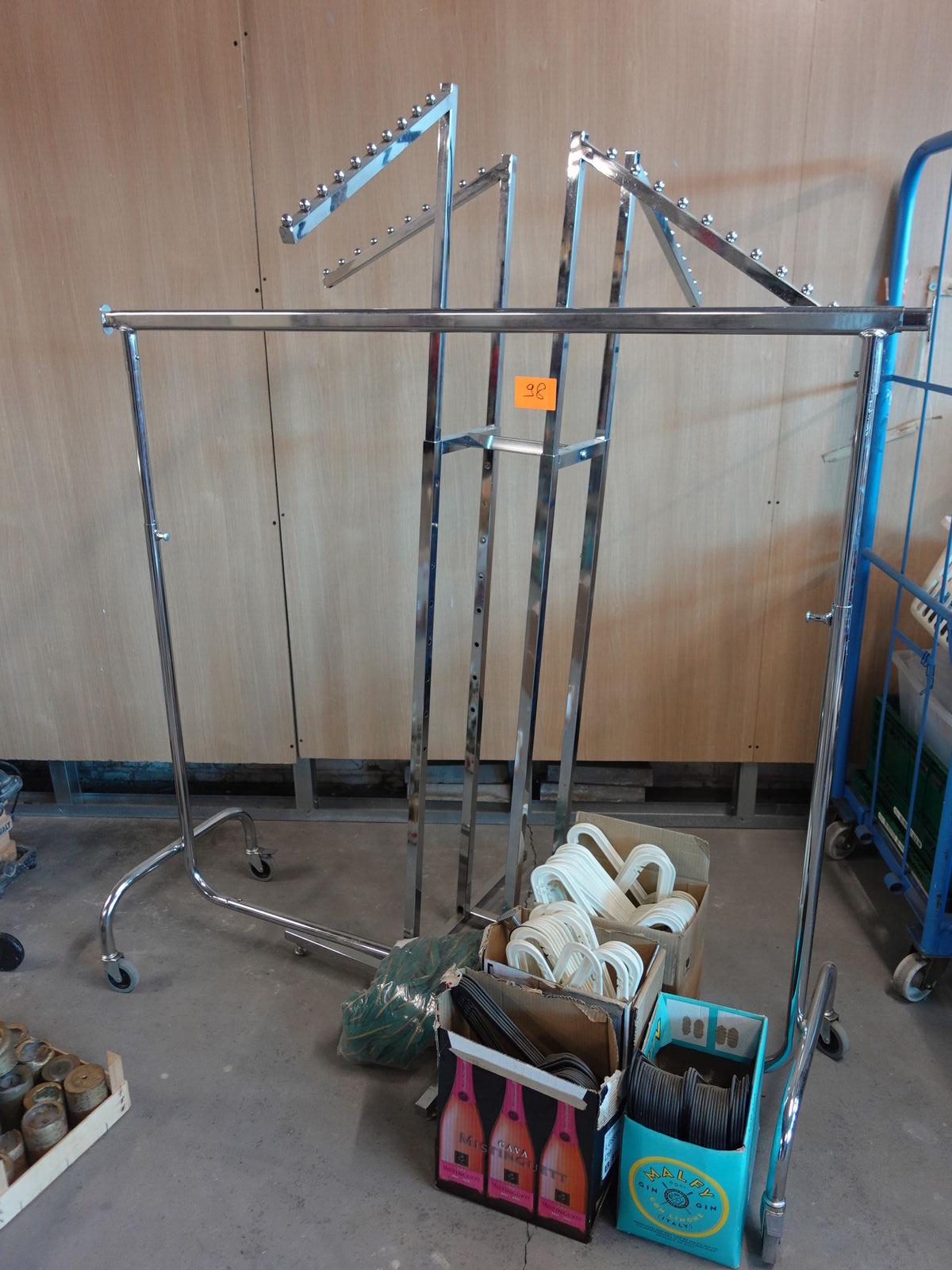 2x Kledingrek + kunststof kledinghangers – kavel bij Openbare Verkopen, Harelbeke