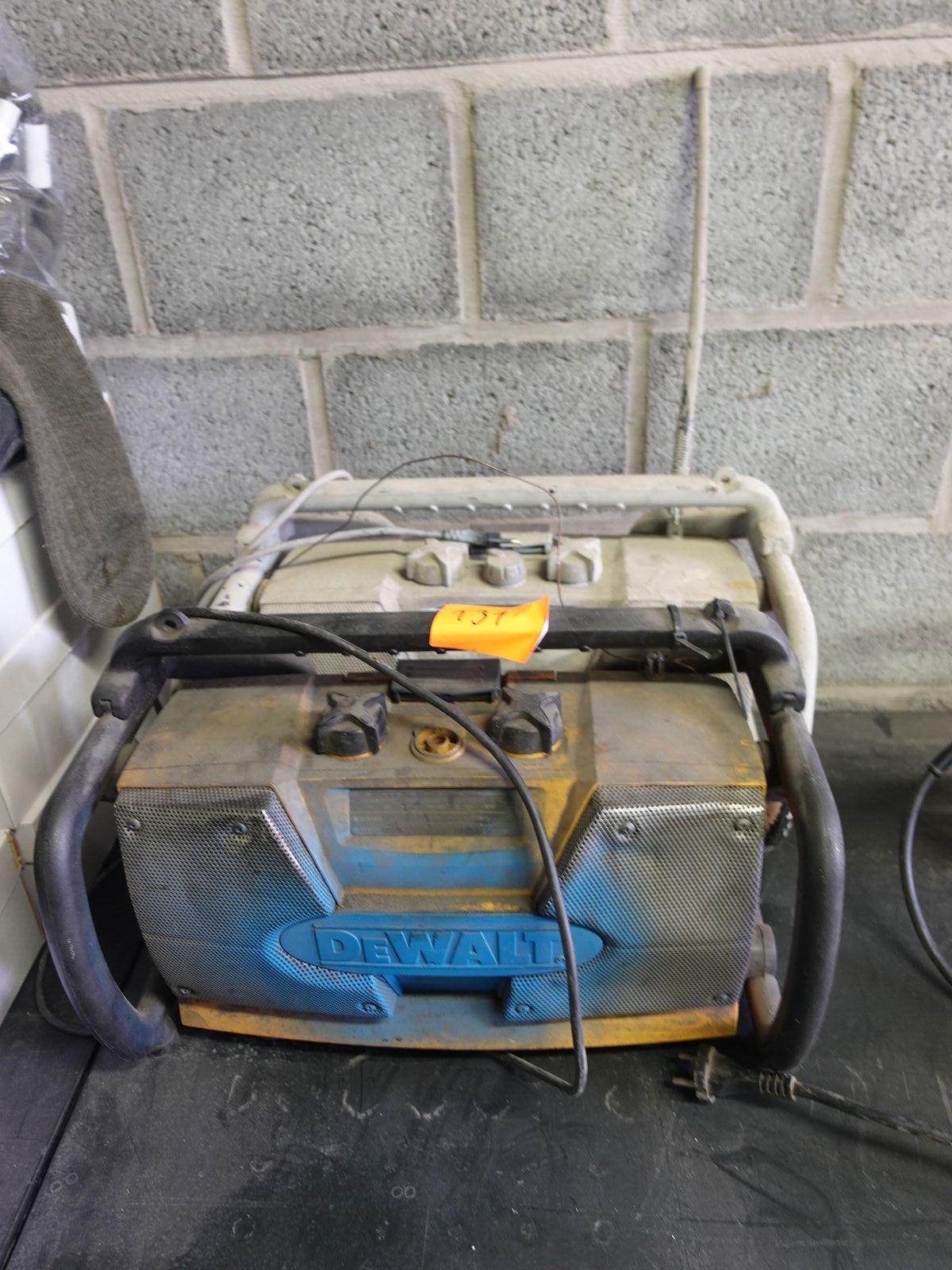 2x Werfradio Dewalt – kavel bij Openbare Verkopen, Harelbeke