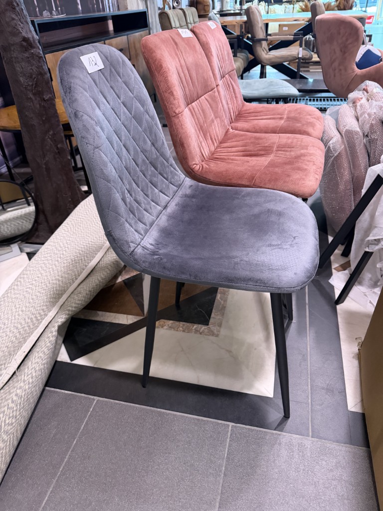 5 stoelen donkergrijs zachte stof (4 nog in doos) – kavel bij Openbare Verkopen, Blankenberge
