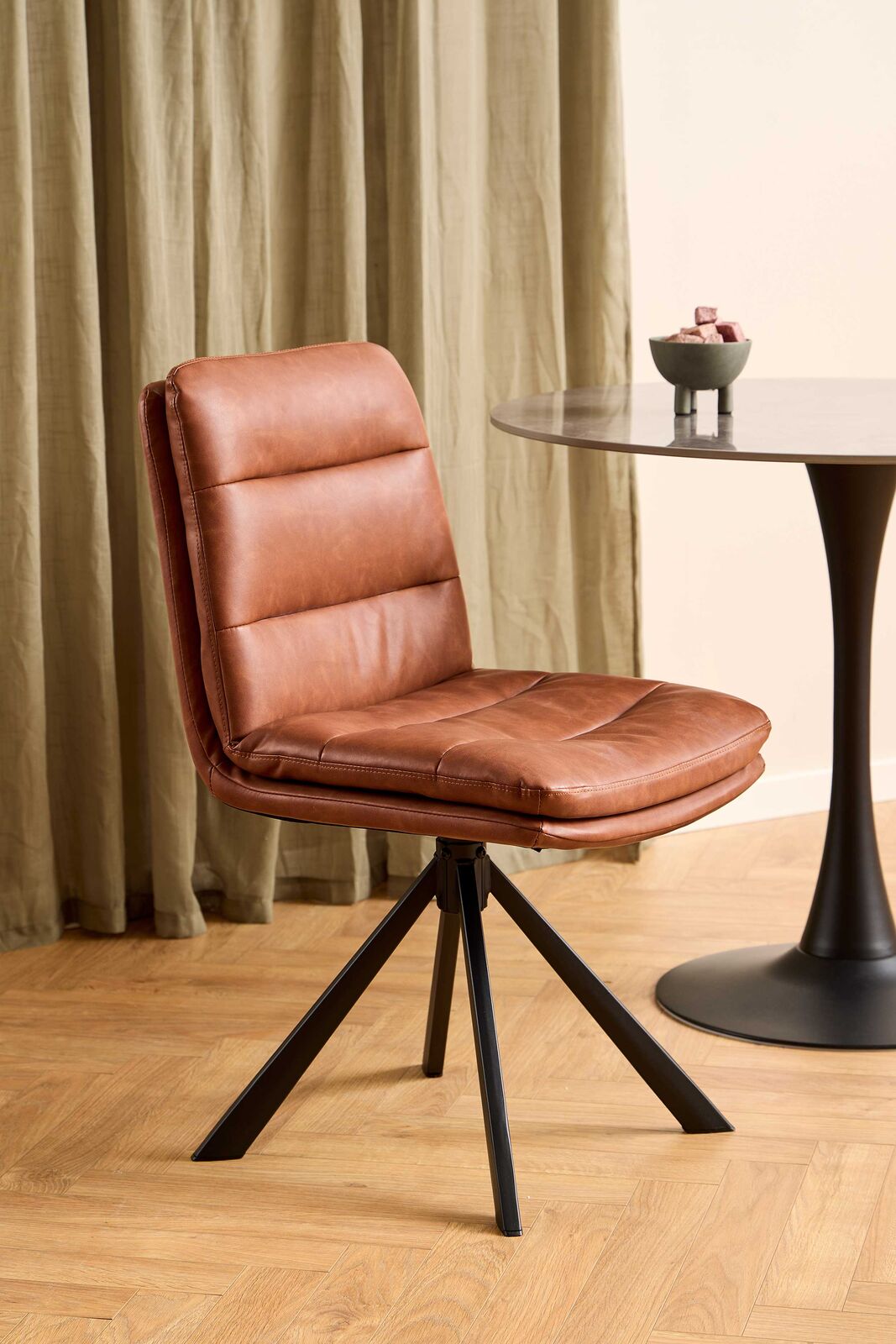 Eetkamerstoel Dean - 47x57x85cm - kunstleer - cognac – kavel bij Openbare Verkopen, Beveren-Leie