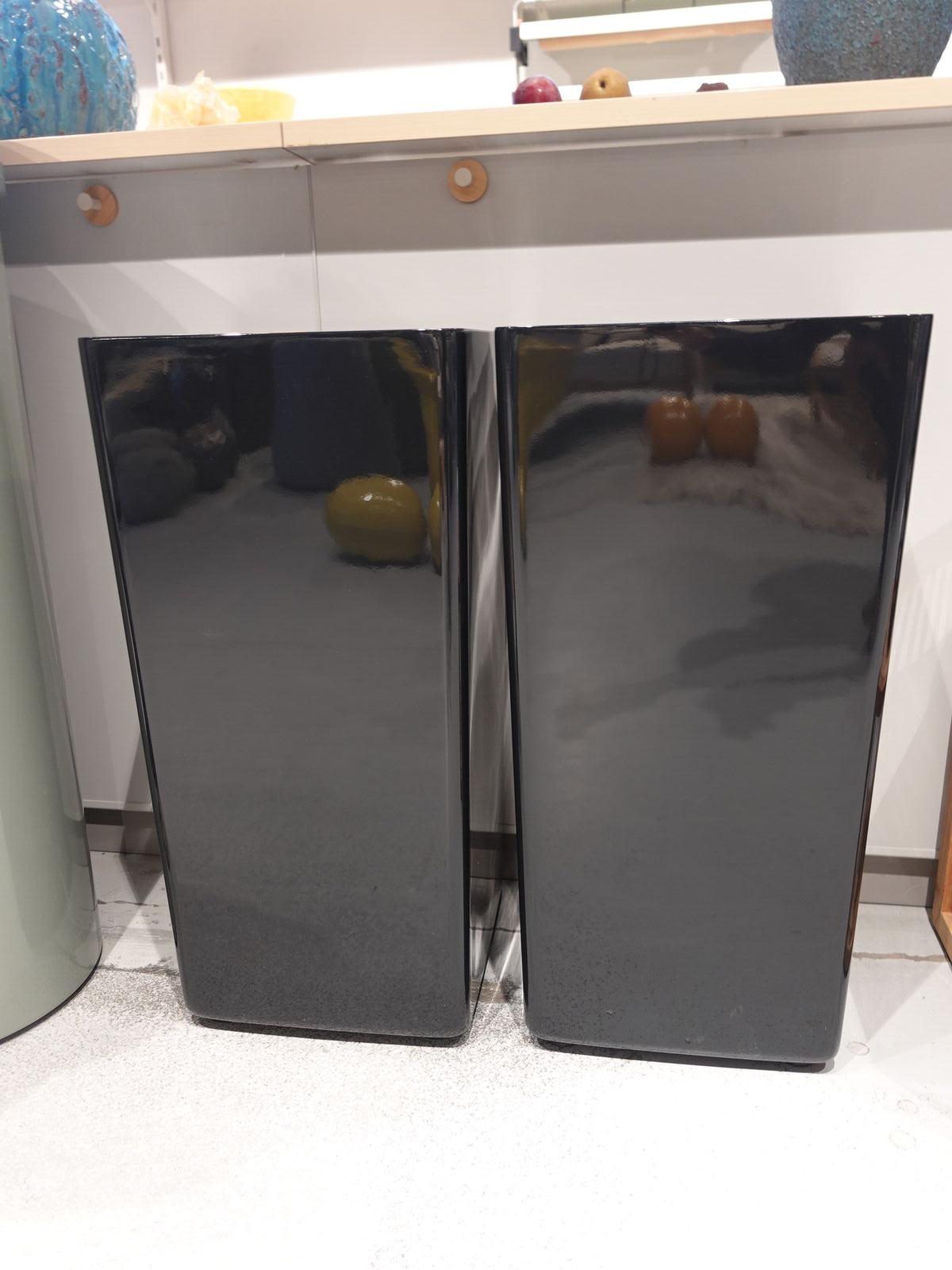 2x Polyester bloempot – kavel bij Openbare Verkopen, Waregem