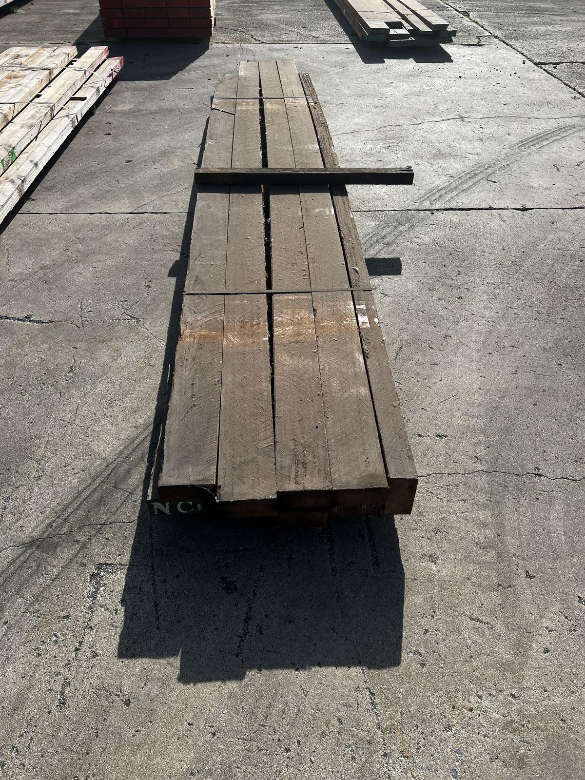 9x Houten balk Iroko – kavel bij Openbare Verkopen, Zele
