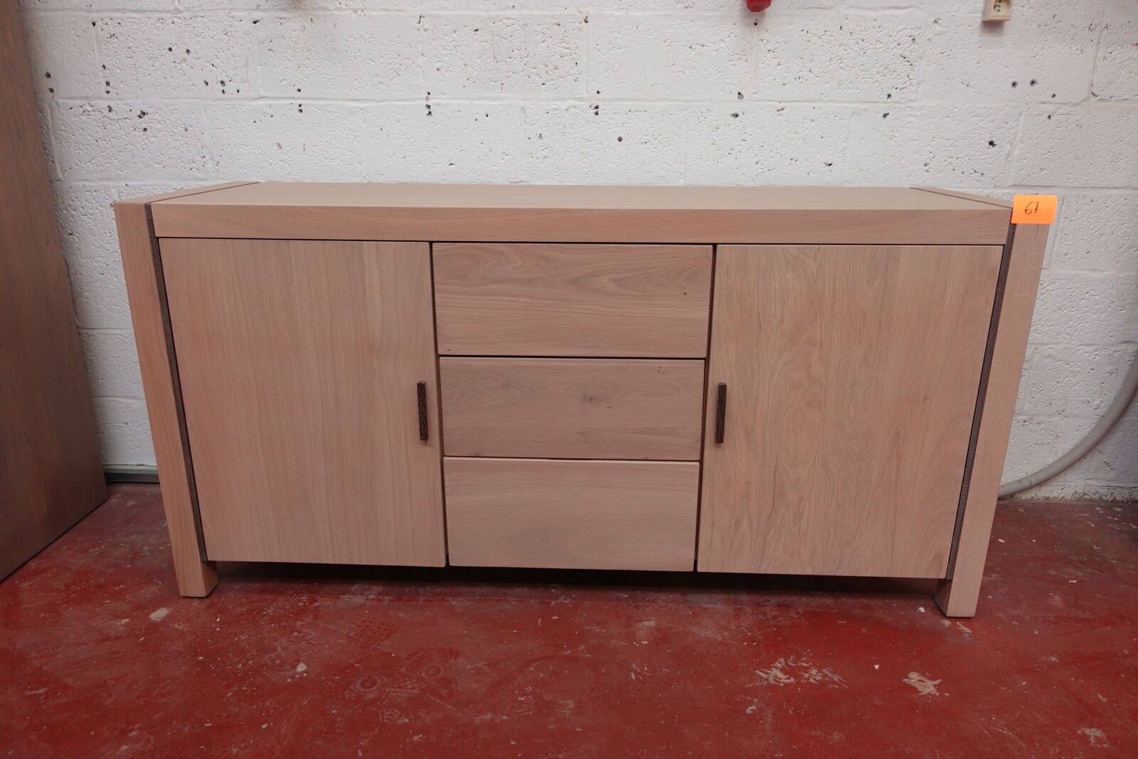 Massieve eiken dressoir – kavel bij Openbare Verkopen, Desselgem