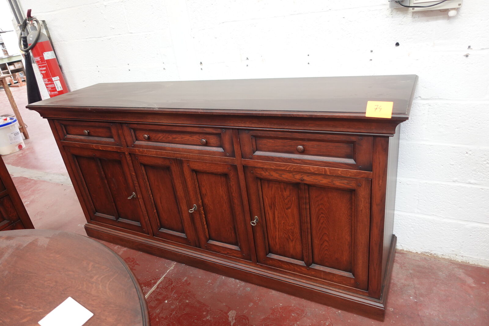 Massieve eiken dressoir – kavel bij Openbare Verkopen, Desselgem