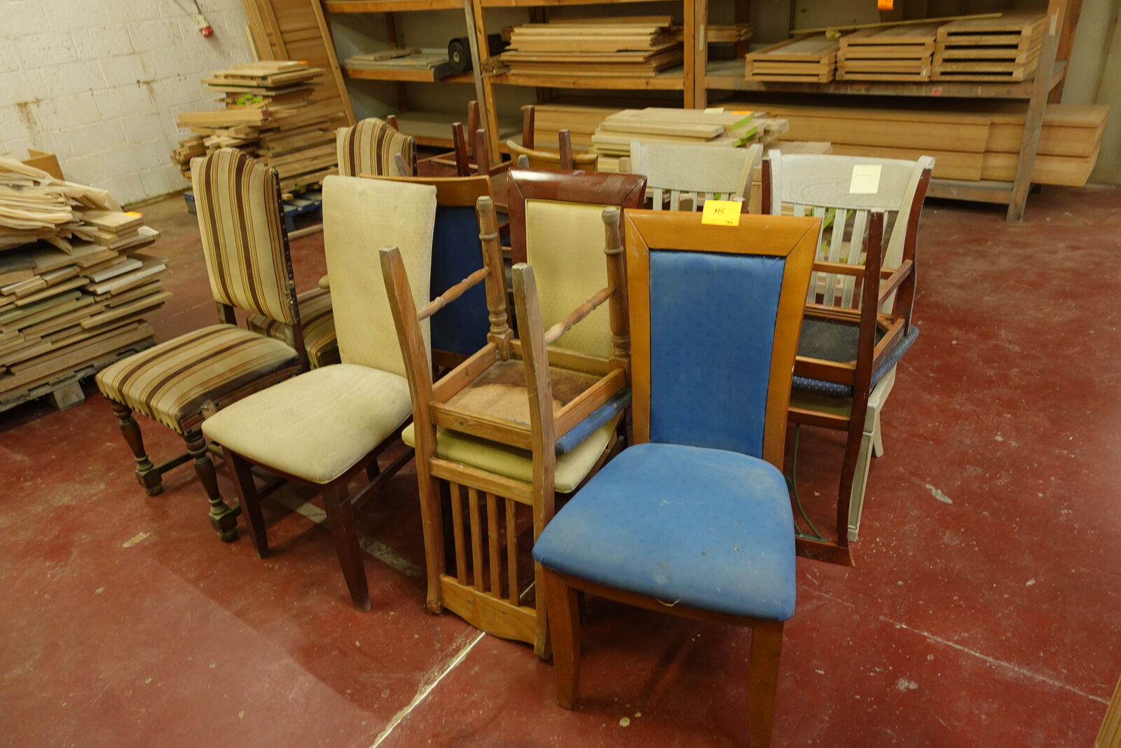 Partij diverse stoelen – kavel bij Openbare Verkopen, Desselgem