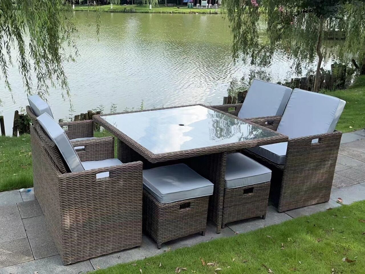 Diningset 9-delig Dark brown wicker / witte kussens – kavel bij Openbare Verkopen