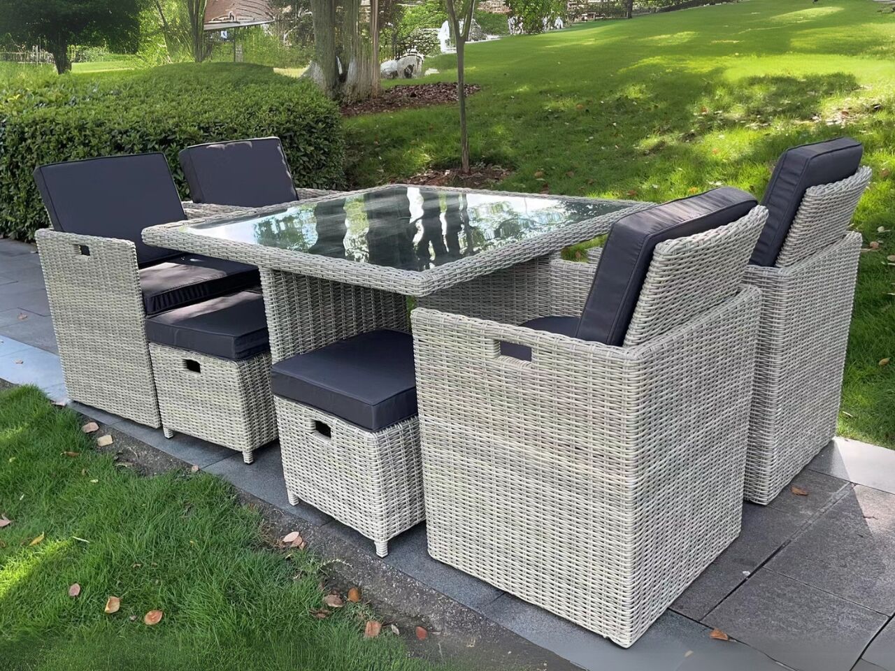 Diningset 9-delig Light grey wicker / zwarte kussens – kavel bij Openbare Verkopen