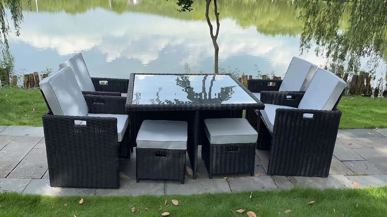 Diningset 9-delig Black wicker / witte kussens – kavel bij Openbare Verkopen
