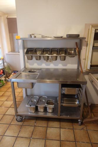 Verrijdbare inox werktafel – kavel bij Openbare Verkopen, Alveringem