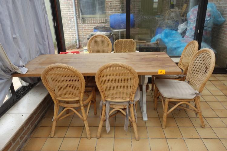 Houten tafel + 12x diverse stoel – kavel bij Openbare Verkopen, Alveringem