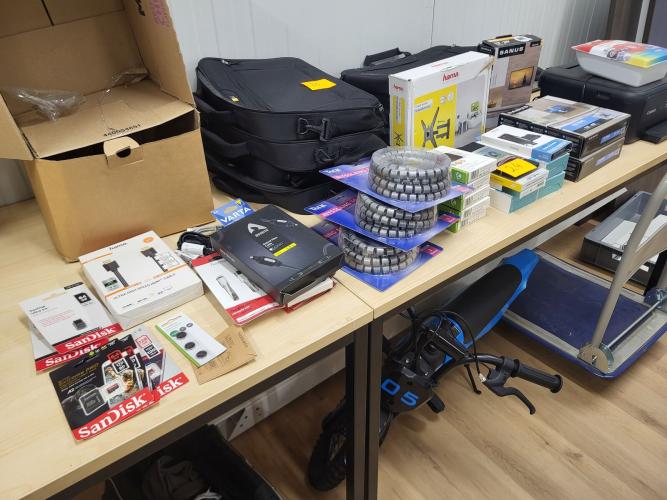 Partij gsm en multimedia accessoires – kavel bij Openbare Verkopen, Wielsbeke