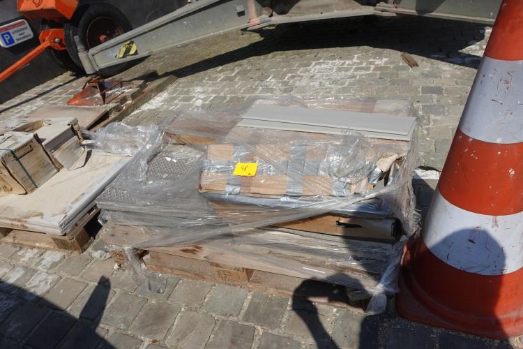 Pallet diverse platen – kavel bij Openbare Verkopen, Wevelgem