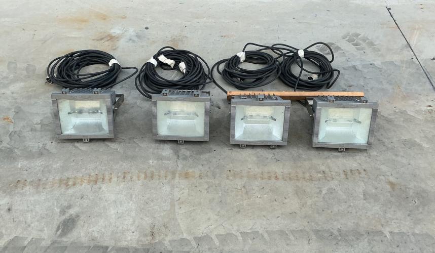Complete set werfverlichting / terreinverlichting – 4 lampen en 2 masten – kavel bij Openbare Verkopen, Gullegem