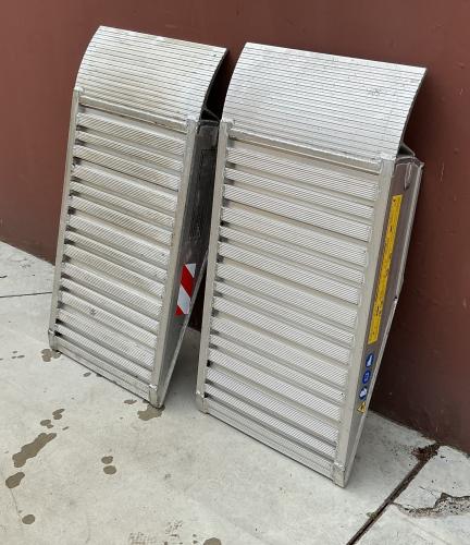Aluminium Laadrampen / Oprijplaten Metalmec M140/10SH – 7.500 kg per set – kavel bij Openbare Verkopen, Gullegem
