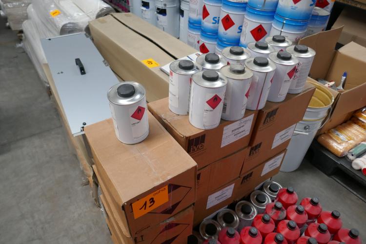 Partij blikken met lak/verf – kavel bij Openbare Verkopen, Wielsbeke