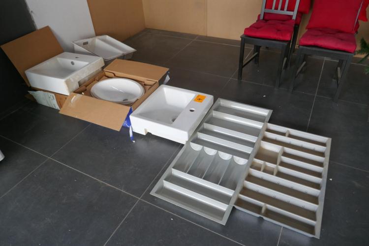 Lavabo's en bestekbakken – kavel bij Openbare Verkopen, Zwevegem