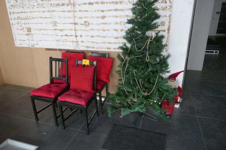 Keukenstoelen + kerstboom – kavel bij Openbare Verkopen, Zwevegem