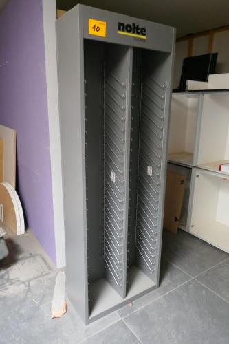Presentatiekast + Metalen tafel met glazen blad – kavel bij Openbare Verkopen, Zwevegem