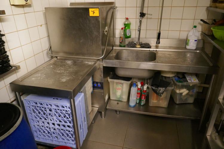 RVS doorschuifvaatwasser met spoeltafel en spoelkraan en bodemschap SANMAC – kavel bij Openbare Verkopen, Koksijde