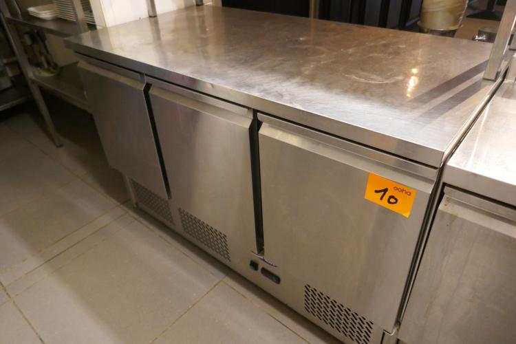 RVS gekoelde werktafel met 3 deuren en opgebouwd chefrek ATOSA – kavel bij Openbare Verkopen, Koksijde