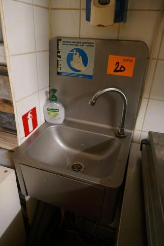 RVS handwasser met kniebediening ( pm ) – kavel bij Openbare Verkopen, Koksijde