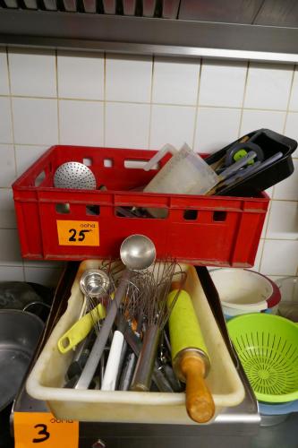 2 bakken met keukenmateriaal – kavel bij Openbare Verkopen, Koksijde