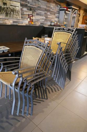 13 stapelbare terrasstoelen en degelijken ( staande buiten ) – kavel bij Openbare Verkopen, Koksijde