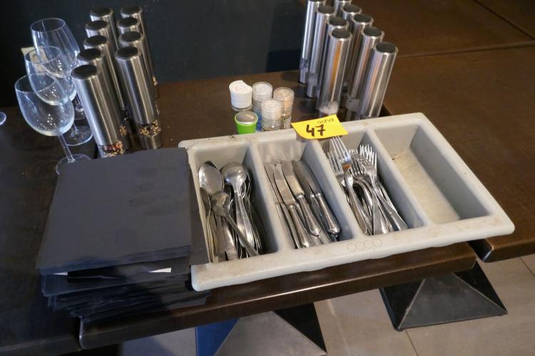 Couvertbak met messen, vorken en lepels + 18 zout en pepermolens – kavel bij Openbare Verkopen, Koksijde