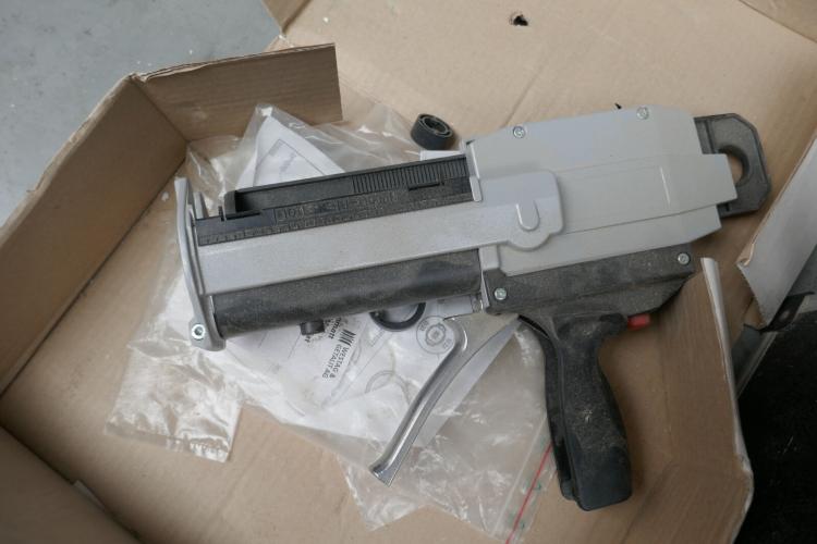 Tweecomponentenlijmpistool + Rotatielaser met kist – kavel bij Openbare Verkopen, Ooigem