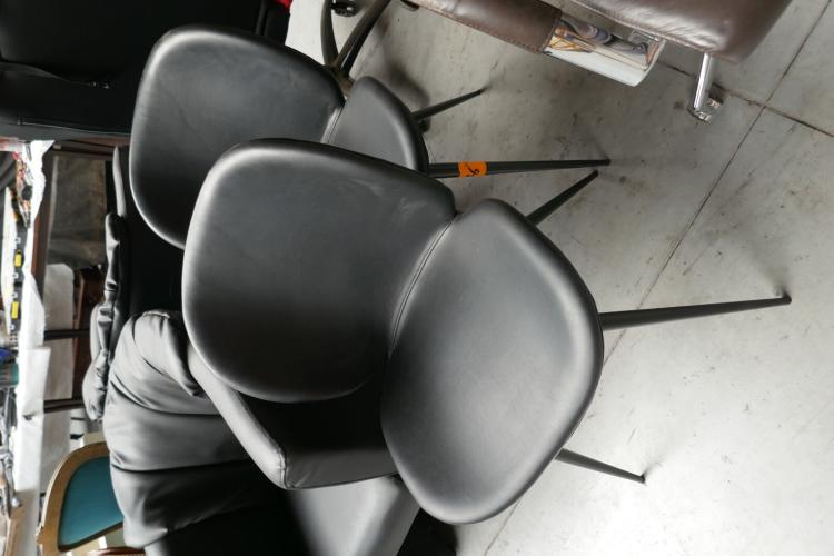 2 design stoelen – kavel bij Openbare Verkopen, Ooigem