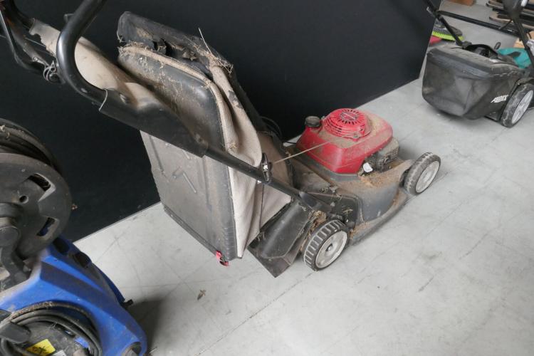 Grasmaaier op benzine HONDA – kavel bij Openbare Verkopen, Ooigem