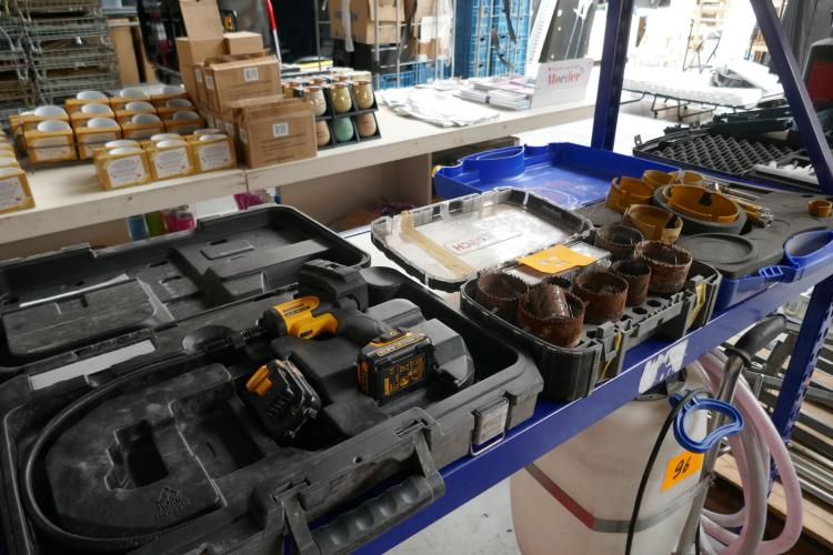 Schroefmachine + lijmpistool + klokboren enz… – kavel bij Openbare Verkopen, Ooigem