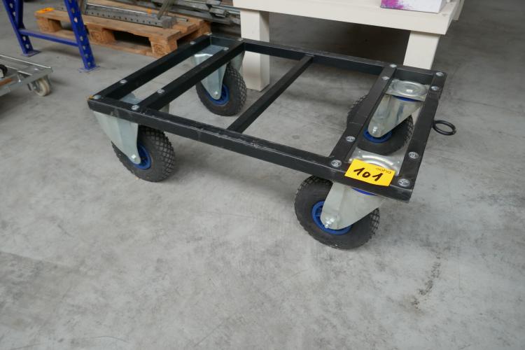 Zwarte metalen transportkar op luchtbanden – kavel bij Openbare Verkopen, Ooigem