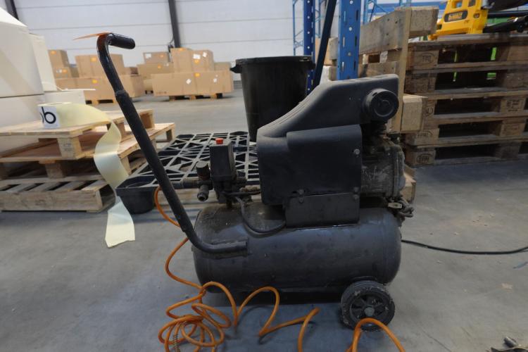 Compressor Powerplus – kavel bij Openbare Verkopen, Waregem