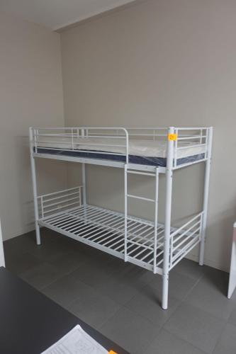 Stapelbed – kavel bij Openbare Verkopen, Waregem