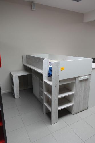 Halfhoogslaper Beau met bureau – kavel bij Openbare Verkopen, Waregem