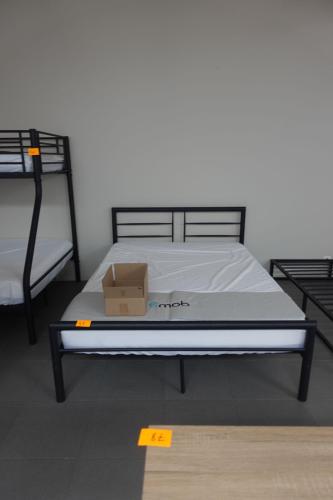 Tweepersoonsbed – kavel bij Openbare Verkopen, Waregem