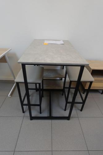 Bartafel & 2x kruk – kavel bij Openbare Verkopen, Waregem
