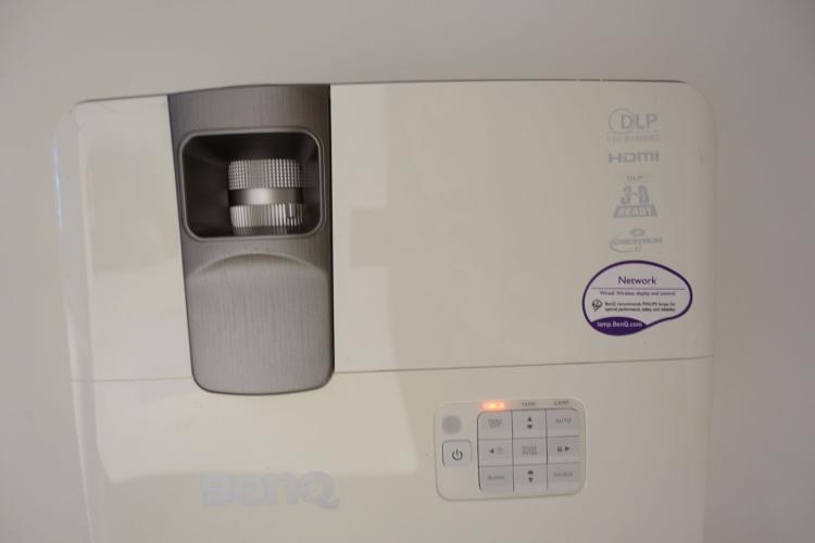 Beamer Benq & Scherm – kavel bij Openbare Verkopen, Waregem