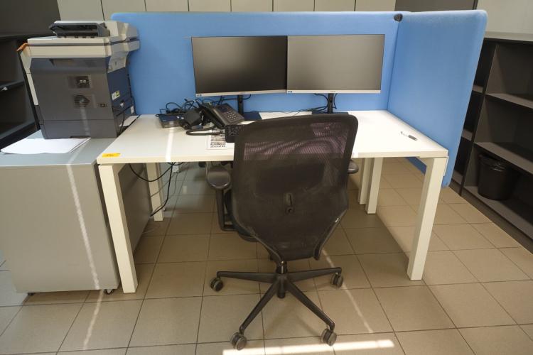 2x Bureau & stoel – kavel bij Openbare Verkopen, Waregem