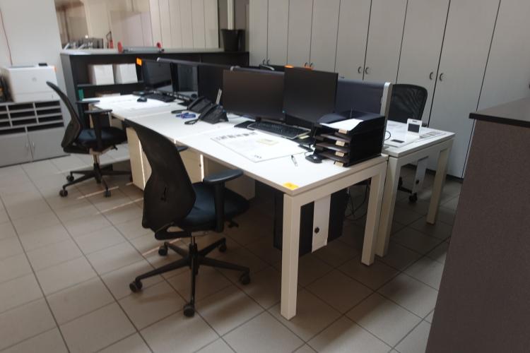 4x Bureau & 2x stoel – kavel bij Openbare Verkopen, Waregem