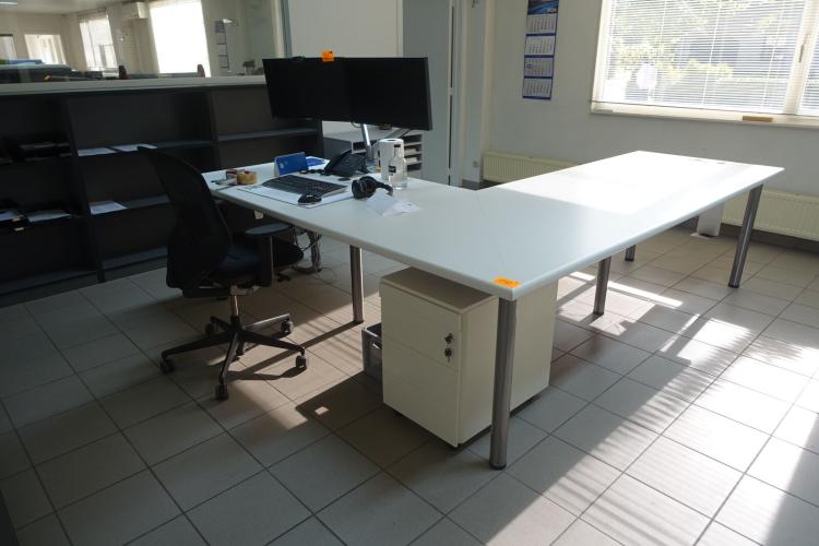 Bureau in L vorm – kavel bij Openbare Verkopen, Waregem