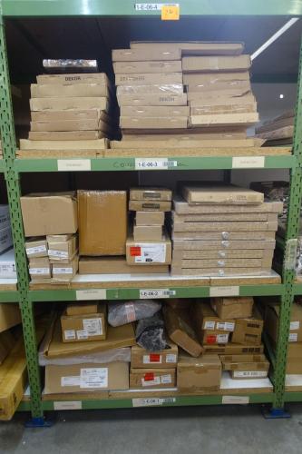 Partij diverse tafels + kapstokken – kavel bij Openbare Verkopen, Waregem
