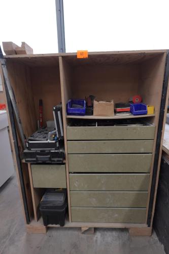 Houten kast met handgereedschap – kavel bij Openbare Verkopen, Deerlijk