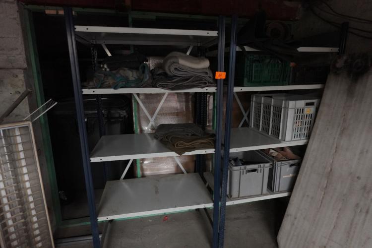 2x Metalen rek + inhoud – kavel bij Openbare Verkopen, Deerlijk