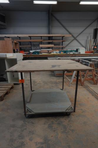 Verrijdbare metalen werktafel – kavel bij Openbare Verkopen, Deerlijk